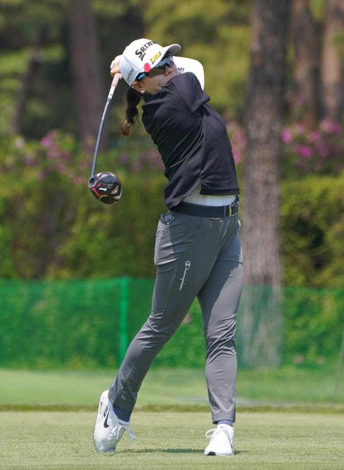 　プロアマでティーショットを放つ勝みなみ＝茨城ＧＣ（撮影・開出牧）