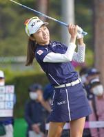 ティーショットを放ち笑顔を見せる安田祐香（撮影・開出牧）