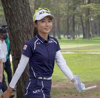 ラウンドの合間に笑顔を見せる安田祐香（撮影・開出牧）