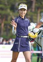 　１０番、ティーショットを終え笑顔で手を振る安田祐香（撮影・開出牧）