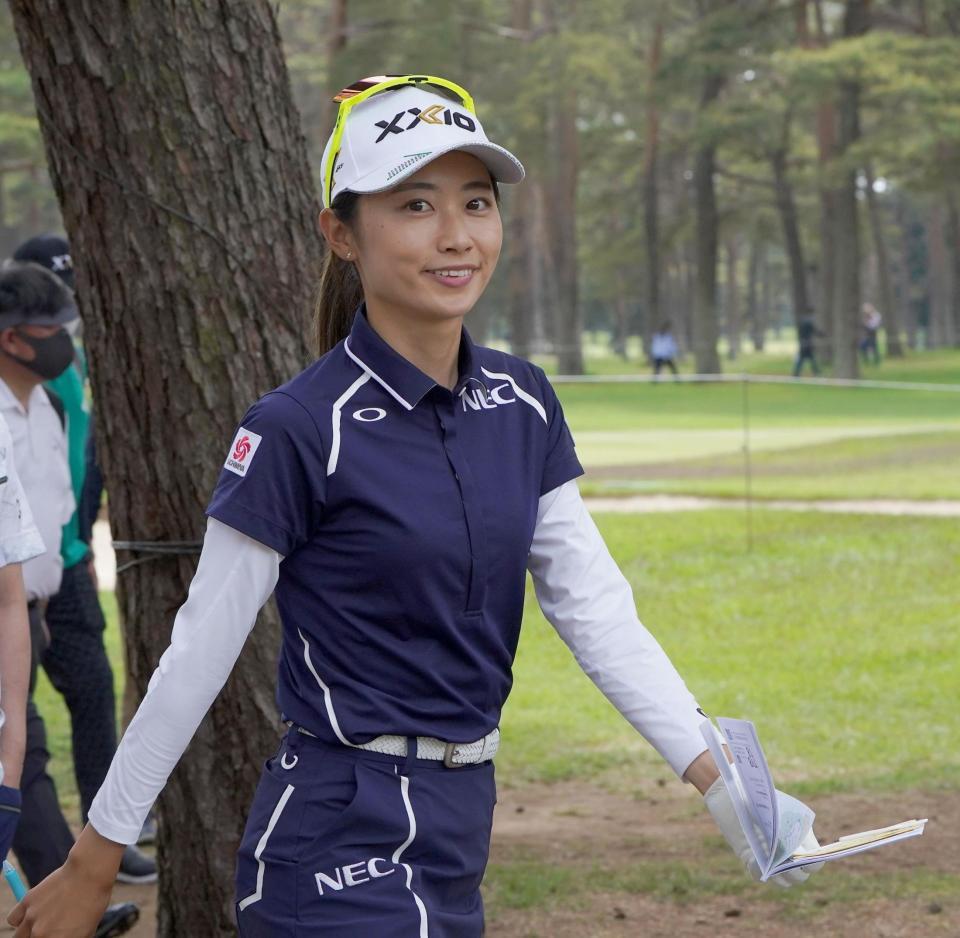ラウンドの合間に笑顔を見せる安田祐香（撮影・開出牧）