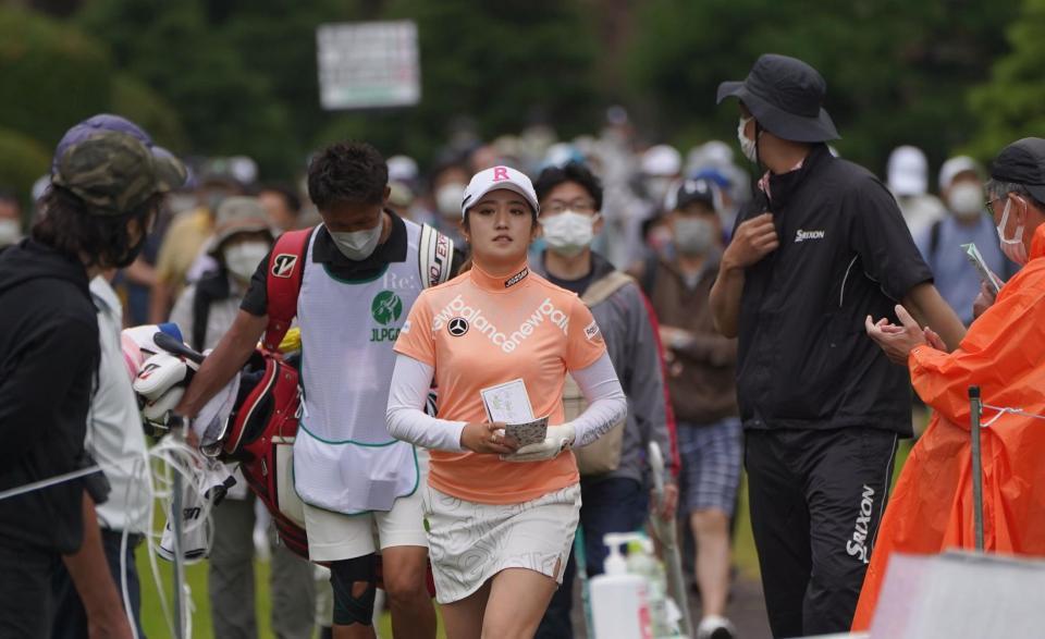 　ギャラリーを引き連れラウンドする稲見萌寧（撮影・開出牧）