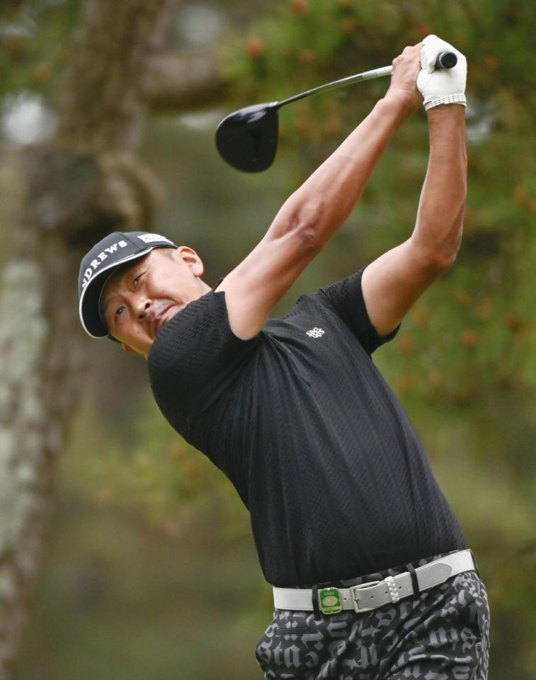 　第１日、５番でティーショットを放つ岩田寛。５アンダーで首位＝大洗ＧＣ