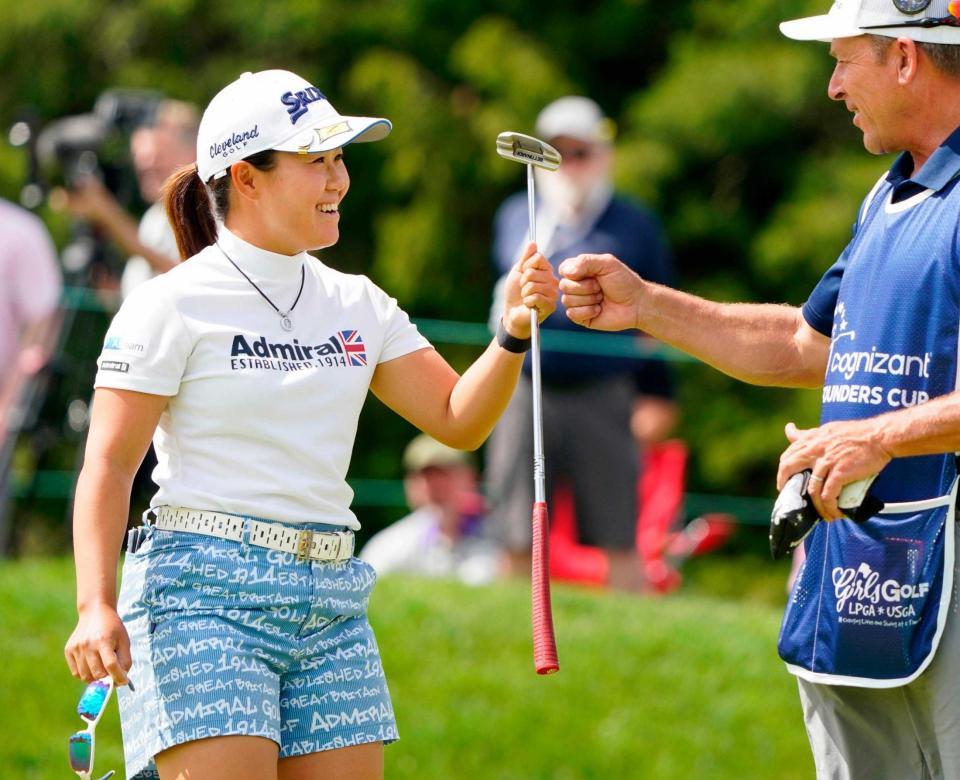 　１８番でバーディーパットを決め、タッチを交わす畑岡奈紗（共同）