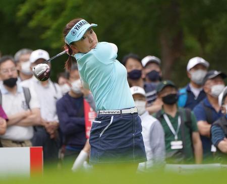 　１８番、ティーショットを放つ有村智恵（撮影・開出牧）