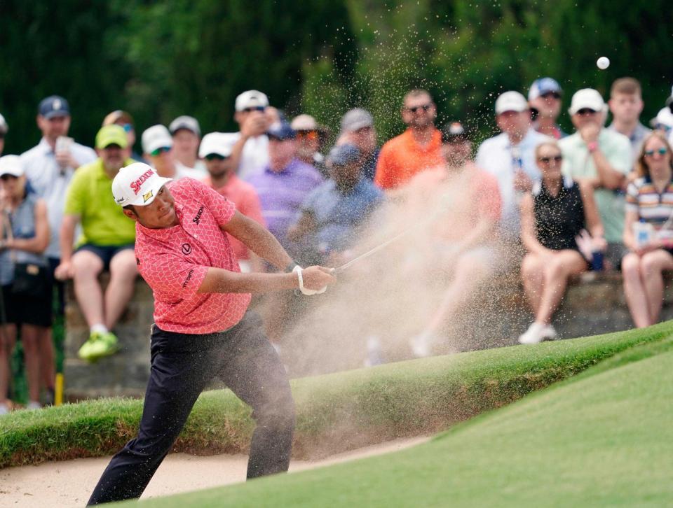 　６番でバンカーショットを放つ松山英樹。通算４オーバーで６４位（共同）