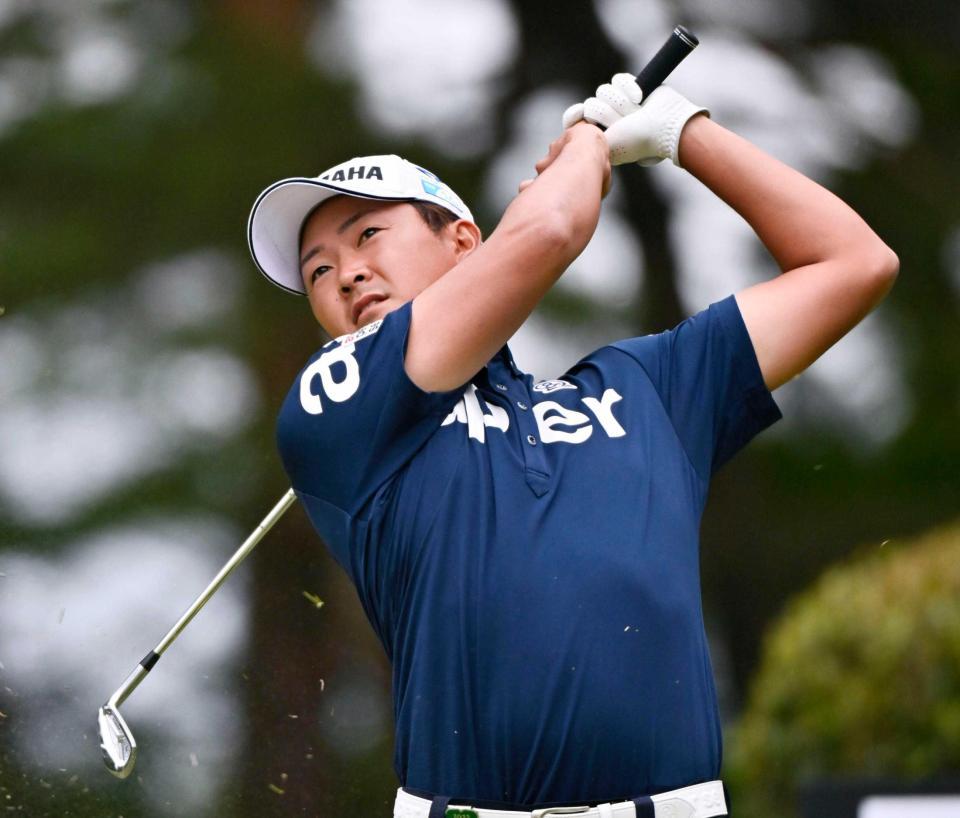 　１６番でティーショットを放つ今平周吾