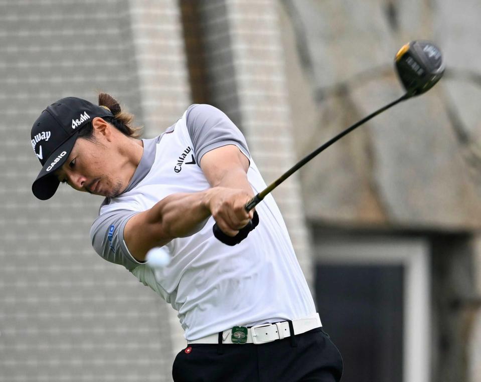 　１０番でティーショットを放つ石川遼