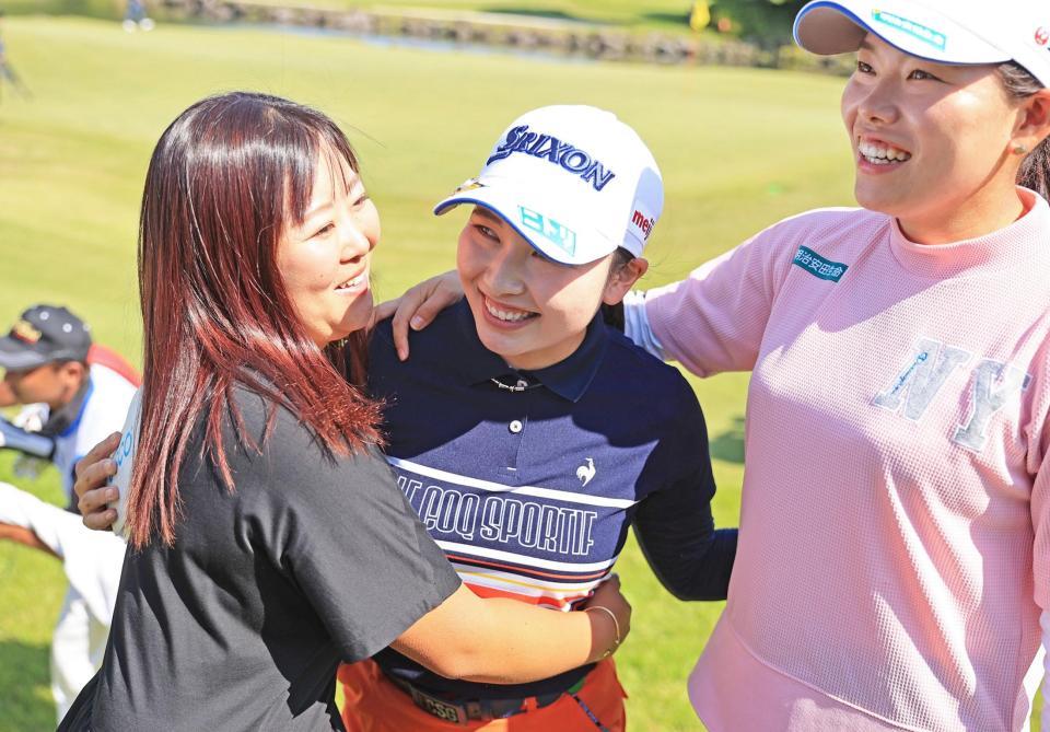 優勝を決め、勝みなみ（右）、浅井咲希（左）らに祝福される小祝さくら