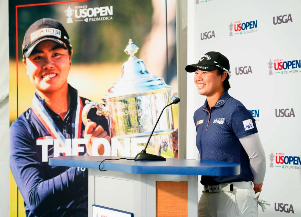 　笑顔で記者会見する笹生優花（共同）