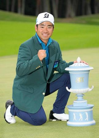　今季２勝目を挙げ、笑顔でポーズをとる比嘉一貴