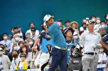 　ティーショットを放つ比嘉一貴