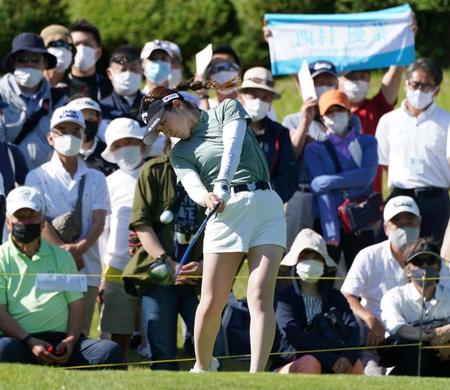 　１０番、ティーショットを放つ西村優菜（撮影・神子素慎一）