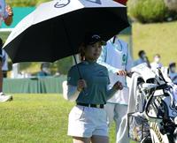 　７アンダーで首位タイに立った西村優菜（撮影・神子素慎一）