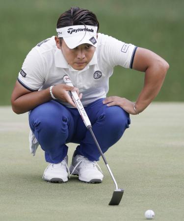 　第２日、７番でラインを読む池村寛世。通算１３アンダーで首位＝麻生飯塚ＧＣ