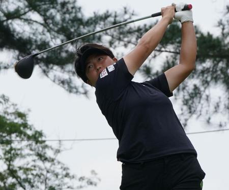 　１０番、ティーショットを放つ工藤遥加（撮影・神子素慎一）