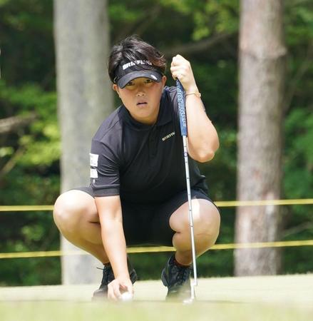 　１０番、慎重にラインを読む工藤遥加（撮影・神子素慎一）