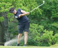 　１１番、ティーシィットを放つ工藤遥加（撮影・神子素慎一）