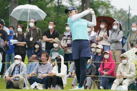 　１０番、ティーショットを放つ藤田さいき