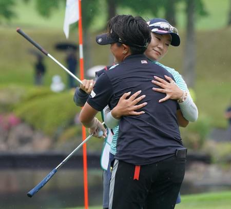 　首位の藤田さいき、ホールアウトし工藤遥加と抱き合う（撮影・神子素慎一）