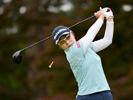 　第３日、５番でティーショットを放つ藤田さいき。通算１２アンダーで単独首位＝六甲国際ＧＣ