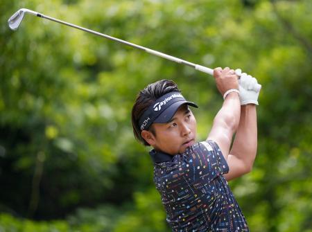 　第３日、１４番でティーショットを放つ池村寛世。通算１９アンダーで単独首位＝麻生飯塚ＧＣ