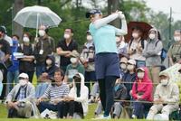 　１０番、ティーショットを放つ藤田さいき