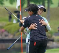 　首位の藤田さいき、ホールアウトし工藤遥加と抱き合う（撮影・神子素慎一）