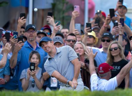 フィナウ、マキロイが首位米男子ゴルフ第３日