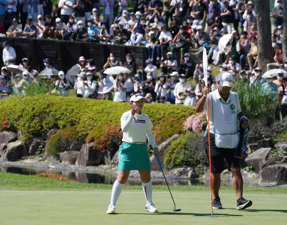 　ギャラリーの拍手に応える優勝した山下美夢有（撮影・神子素慎一）