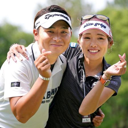 　通算２３アンダーで優勝し、ポーズをとる池村寛世（左）と坂口琴音キャディー