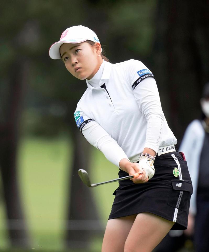 　10番でアプローチショットを放つ佐藤心結