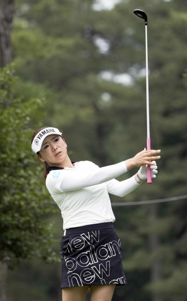 　１１番でティーショットを放つ有村智恵