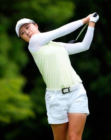 第２日、６番でティーショットを放つ森田遥。通算11アンダーで首位タイ＝袖ケ浦ＣＣ新袖