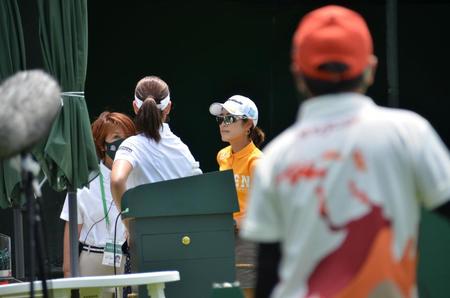 　スタート前に日本女子プロゴルフ協会・寺沢副会長（左）らと話す大西葵
