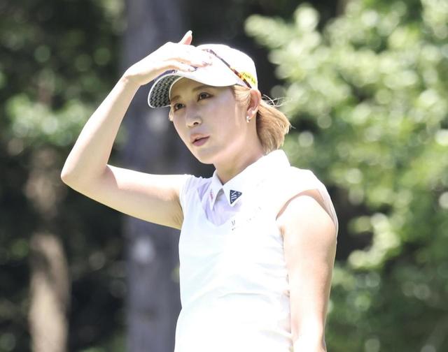 金田久美子がデコルテがシースルーの暑さ対策奏功　２打差２位で最終日へ　女子ゴルフ