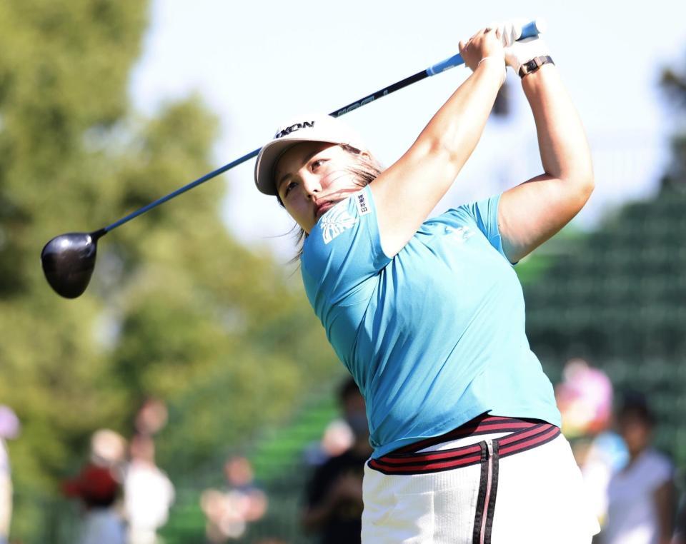 　第３日、１７番でティーショットを放つささきしょうこ