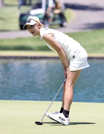 　９番でバーディパットを沈める金田久美子