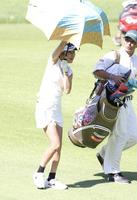 　１５番で強風にあおられながら進む