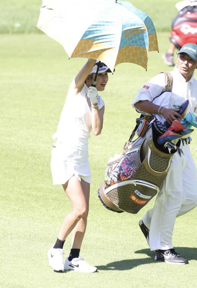 　１５番で強風にあおられながら進む