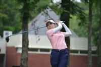 　１０番のティーショットを放つ西村優菜