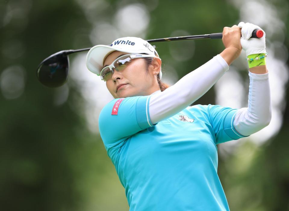 １０番でティーショットを放つ藤田さいき