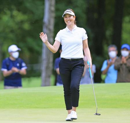 　１７番でバーディーを決め笑顔の福田真未
