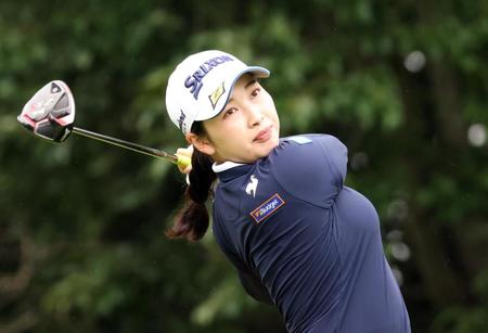 　７番でティーショットを放つ小祝さくら