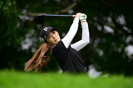 　大東建託いい部屋ネット・レディース第３ラウンド、菊地絵理香の１６番ティーショット＝２３日、北海道滝のＣＣ（ゲッティ＝共同）