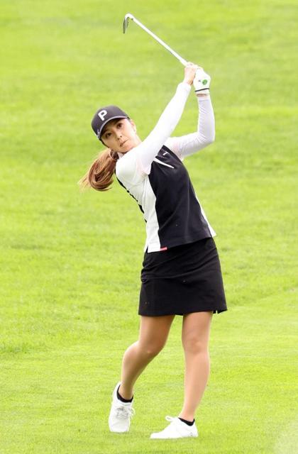 菊地絵理香 大会コースレコード63で首位浮上 一回り年下の選手