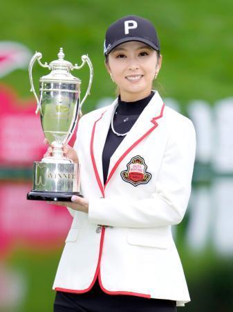 　通算２０アンダーで優勝し、笑顔の菊地絵理香＝滝のＣＣ