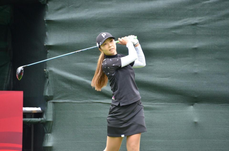 　１番のティーショットを放つ菊地絵理香