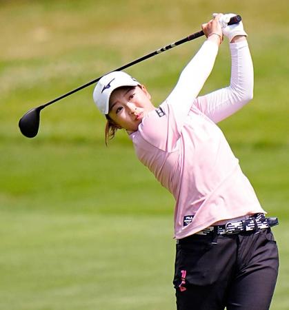 　第３ラウンド、９番でセカンドショットを放つ西郷真央（共同）