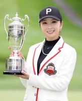 　通算２０アンダーで優勝し、笑顔の菊地絵理香